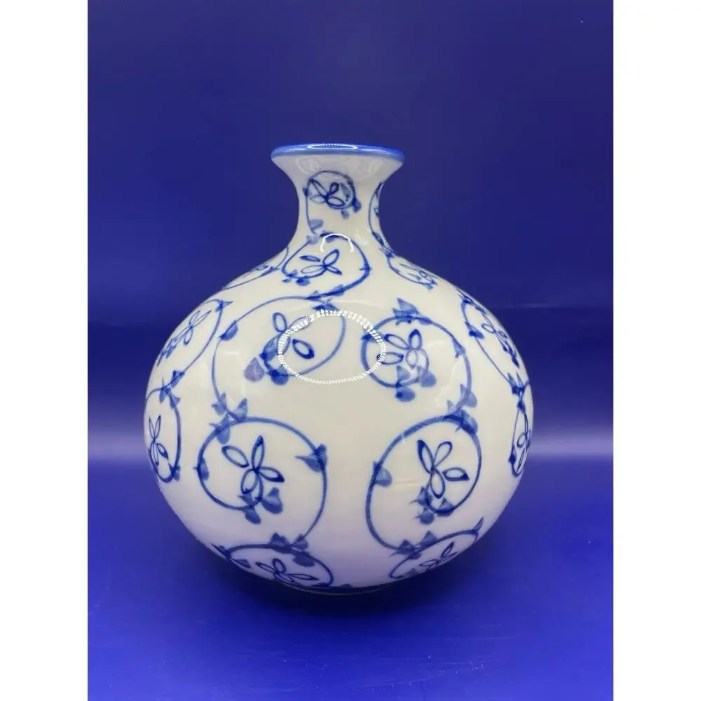 Chinese Plump White And Blue Flowers And Vine Design Bud Vase-